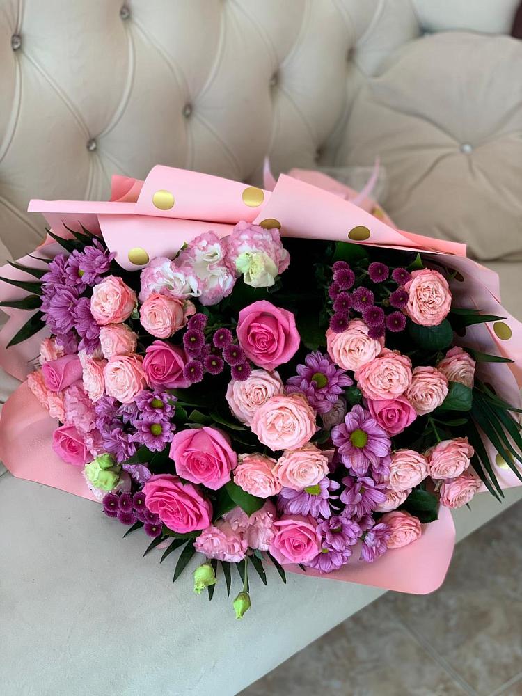 Букет цветов из: Хризантемы, Розы и Лизиантусы в Гурьевске Калининградской области