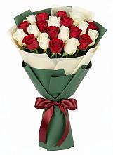 Букет Микс из красных и белых роз в Гурьевске Калининградской области