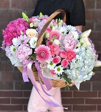 Цветочная композиция из Розы, Хризантемы, Пионы и Лизиантусы в корзине в Гурьевске Калининградской области