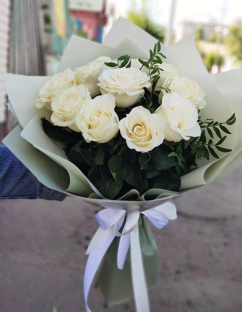 Букет Белые розы Проуд в Гурьевске Калининградской области