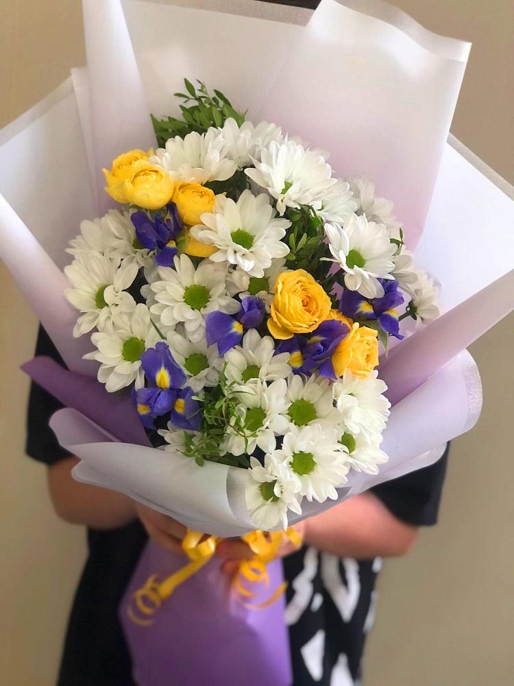Букет цветов из: Ирисы, Хризантемы и Розы в Гурьевске Калининградской области