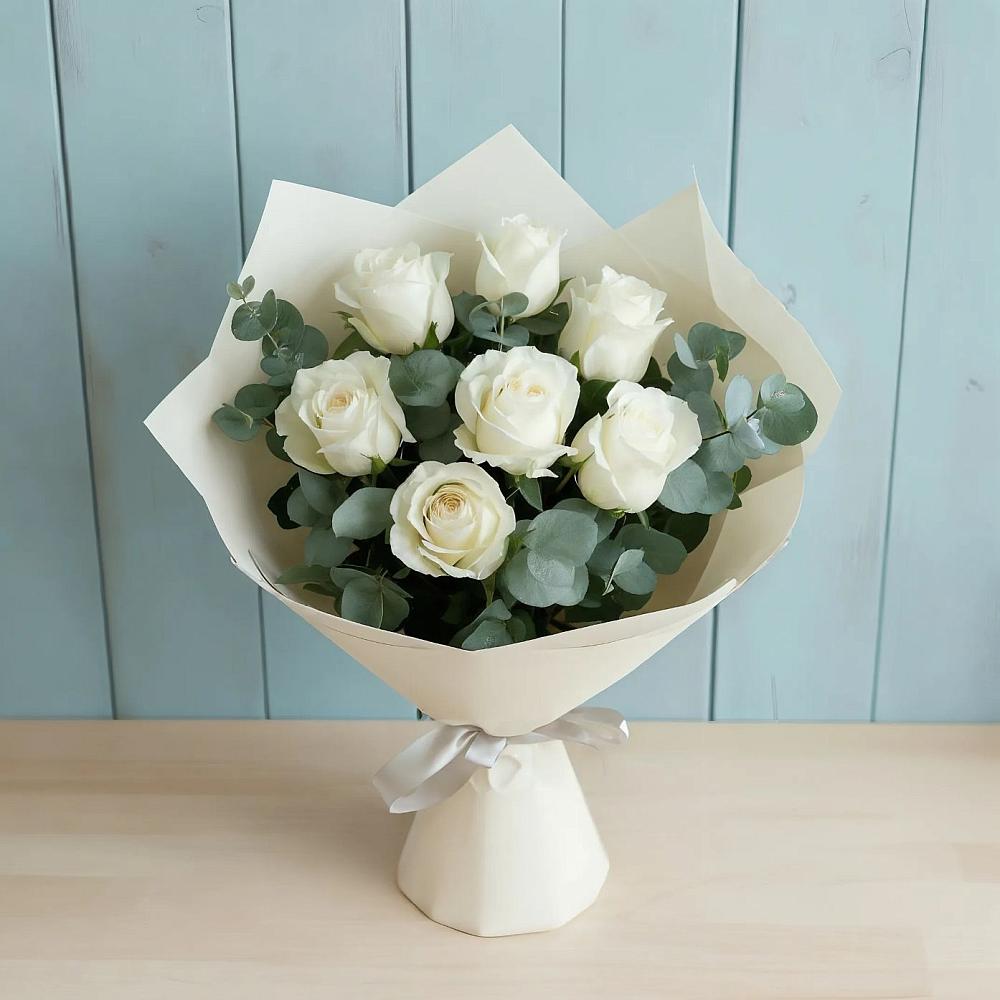 Букет Белые розы в Эвкалипте в Гурьевске Калининградской области