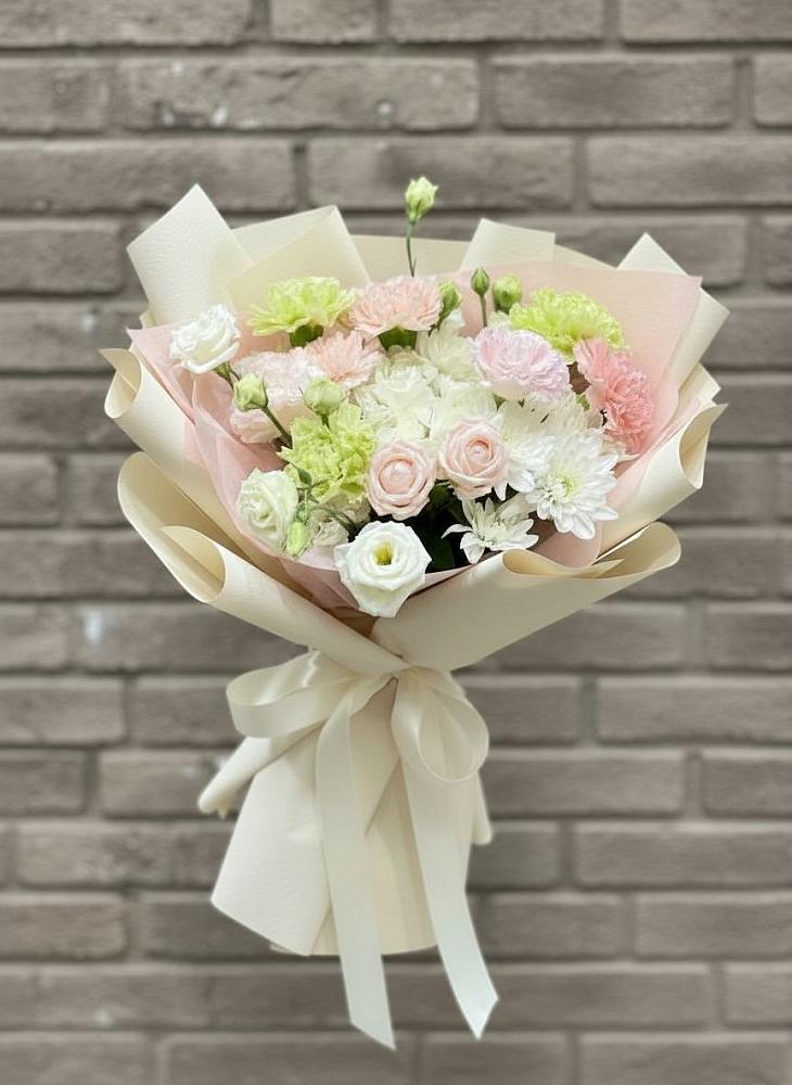 Букет цветов из: Гвоздики, Розы, Лизиантусы и Хризантемы в Гурьевске Калининградской области