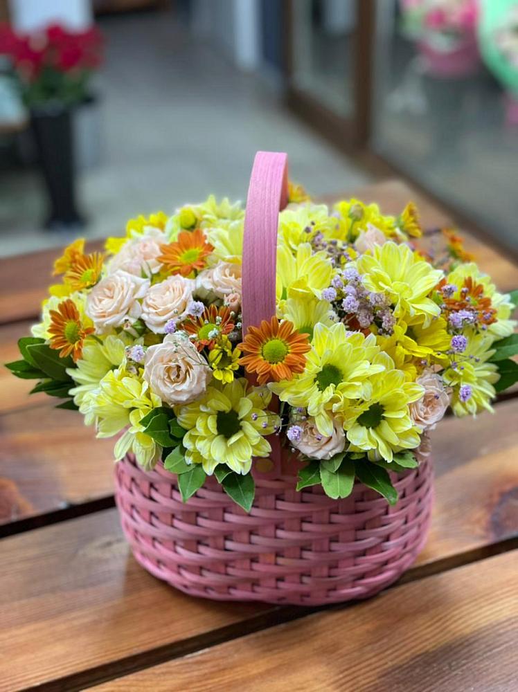 Цветочная композиция из Хризантемы и Розы в корзине в Гурьевске Калининградской области