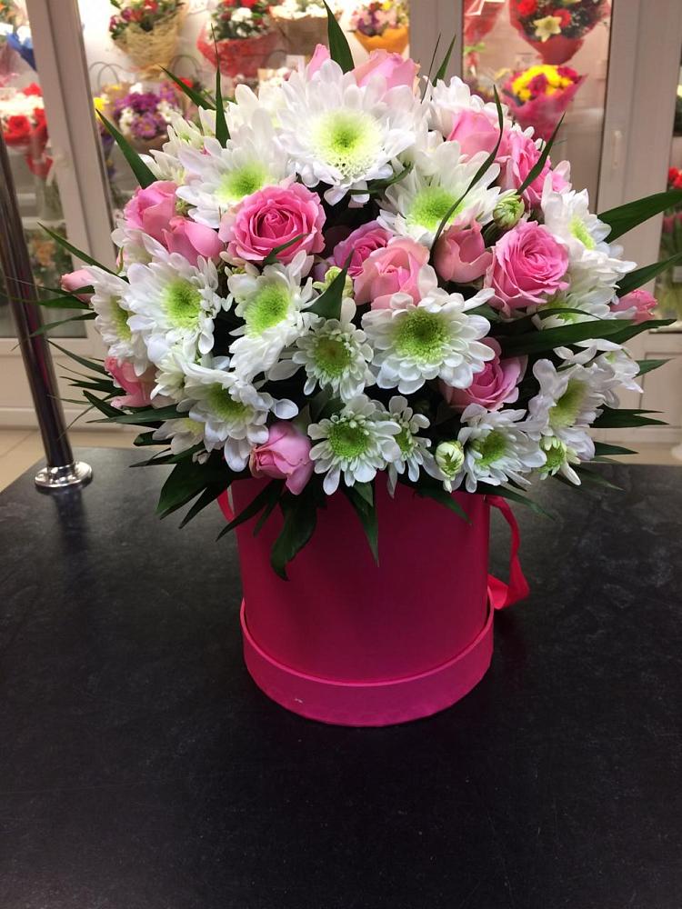 Цветочная композиция из Розы и Хризантемы в шляпной коробке в Гурьевске Калининградской области