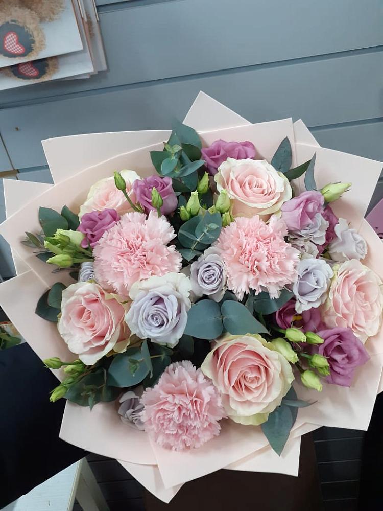 Букет цветов из: Розы, Гвоздики и Лизиантусы в Гурьевске Калининградской области