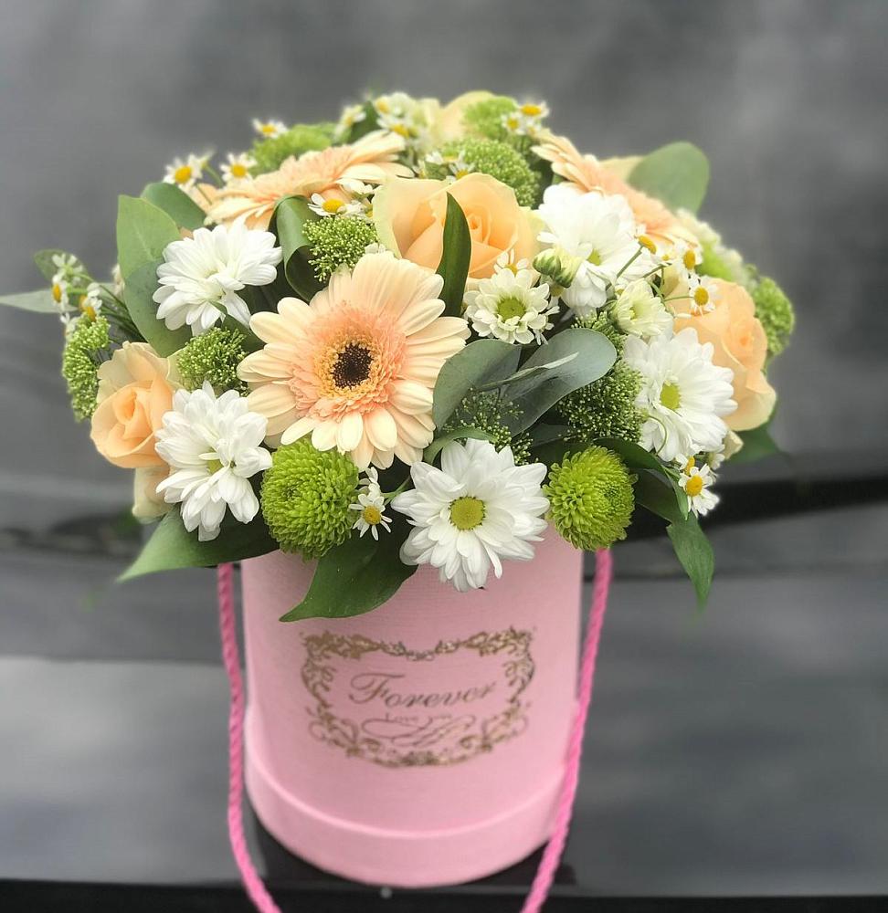 Цветочная композиция из Розы, Герберы и Хризантемы в шляпной коробке в Гурьевске Калининградской области